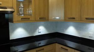 oak-kitchen-with-black-marble-worktop 